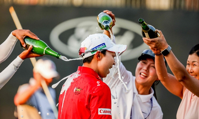 C罗被罚下后，看台上的爱尔兰球迷模仿他做出的哭泣手势